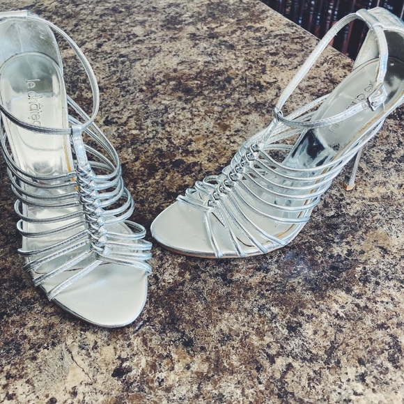 LE CHATEAU | High Heel Sandals - Picture 2 of 3